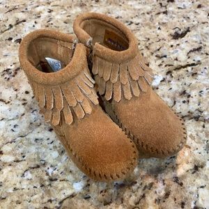 VGUC MINNETONKA BOOTIES SZ 5